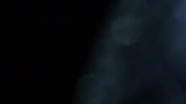 Karanlıkta 4k Soyut Kristal Bokeh. Düzenleme için arkaplanı üst üste koy. Parlak Işık Sızıntısı