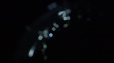 Karanlıkta 4k Soyut Kristal Bokeh. Düzenleme için arkaplanı üst üste koy. Parlak Işık Sızıntısı