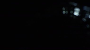 Karanlıkta 4k Soyut Kristal Bokeh. Düzenleme için arkaplanı üst üste koy. Parlak Işık Sızıntısı