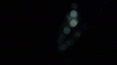 Karanlıkta 4k Soyut Kristal Bokeh. Düzenleme için arkaplanı üst üste koy. Parlak Işık Sızıntısı