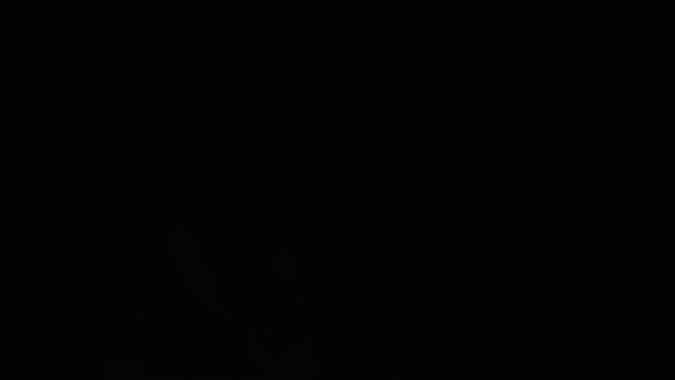 4k Abstraktní křišťálový bokeh ve tmě. Překrýt pozadí pro úpravy. Úniky světla do plic — Stock video