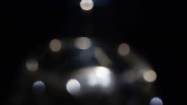 4k Bokeh cristal abstracto en la oscuridad. Fondo superpuesto para la edición. Fugas de luz luminosa — Vídeo de stock