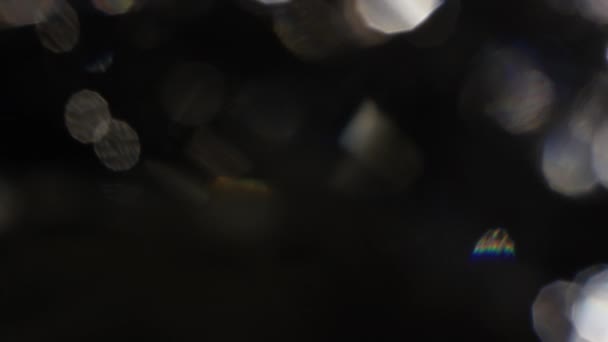 Karanlıkta 4k Soyut Kristal Bokeh. Düzenleme için arkaplanı üst üste koy. Parlak Işık Sızıntısı — Stok video