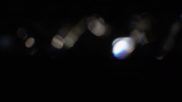 4k Abstraktes Kristall-Bokeh im Dunkeln. Overlay-Hintergrund für die Bearbeitung. Luminäre Lichtundichtigkeiten — Stockvideo