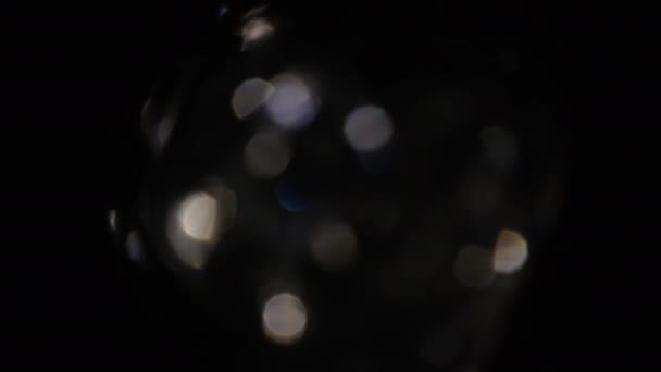 4k Bokeh cristal abstracto en la oscuridad. Fondo superpuesto para la edición. Fugas de luz luminosa — Vídeos de Stock