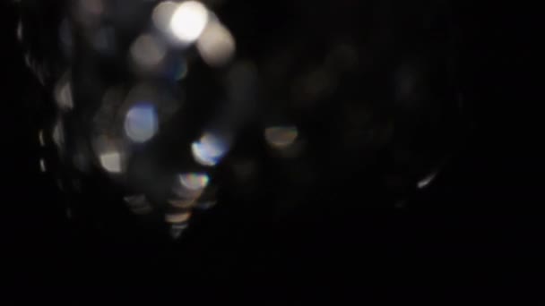 4k Bokeh cristal abstracto en la oscuridad. Fondo superpuesto para la edición. Fugas de luz luminosa — Vídeo de stock