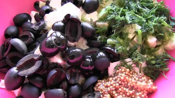 Salata zeytin üzerinden hazırlanması — Stok video