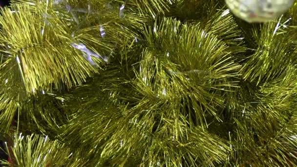 Kerstmis decoratie - gouden ballen op de achtergrond van de gouden regen — Stockvideo