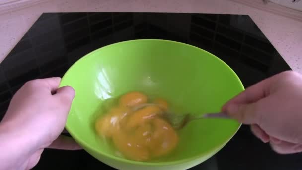 Яєчне збивання з виделкою — стокове відео