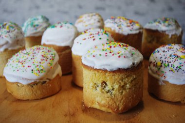 Tahta bir masada paskalya pastası