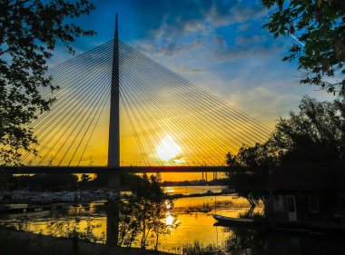 bir köprü üzerinden günbatımı