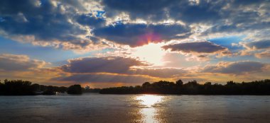 Günbatımı bir su üzerinde 