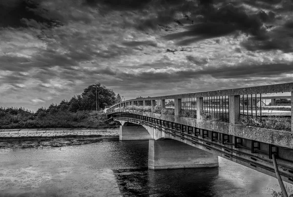 Dramatische alte Brücke — Stockfoto