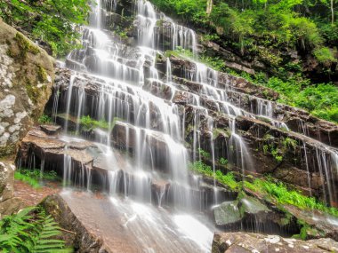Rüya gibi kayalık şelale