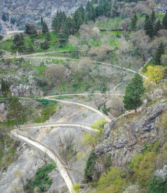 Yılan gibi yürüme yolu.