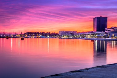 Günbatımı sahil şeridi Split Hırvatistan.