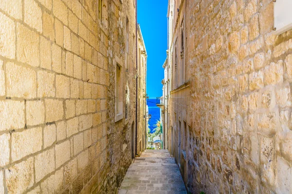 Mediterrâneo rua de pedra estreita . — Fotografia de Stock