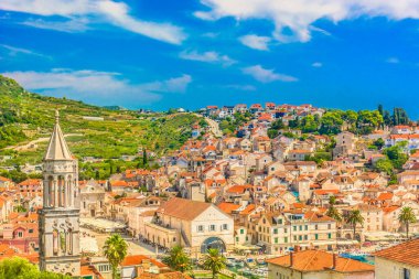 Taş sokaklar, geleneksel Akdeniz evleri, tarihi mimari, Hırvatistan 'ın ana meydan ve kültür mirasını gösteren sevimli eski Hvar kasabasının fotoğrafı