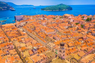 Eski Dubrovnik kasabasını çevreleyen insansız hava aracı görüntüsü antik şehir duvarları, terracotta çatıları ve mavi Adriyatik Denizi 'nin Akdeniz mirasının güzelliğini gösteriyor