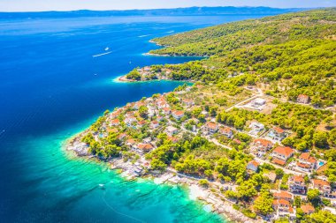 Brac Adası Sumartin 'deki çarpıcı körfezler ve engebeli Adriyatik kıyı şeridini gösteren insansız hava aracı görüntüsü, Hırvatistan' da turkuaz deniz, kayalık kıyılar, koylar ve bozulmamış doğa ile birlikte