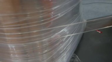 Stretch film bir depo düzeneği, etkili ambalaj ve güvenli depolama kutularına sıkıca sarılır. Net film nesneleri kapsar, geçiş sırasında istikrarı sağlar.