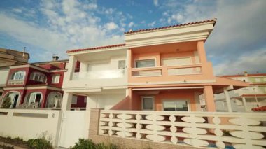 Şehir merkezinde renkli cepheli ve sütunlu çeşitli Akdeniz villaları. Zarif konut binaları tatil köyünün mimari tarzını temsil ediyor. Konut