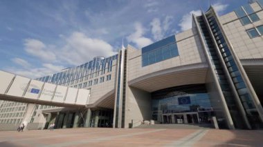 BRÜKSEL, BELGIUM - 27 Eylül 2025: Avrupa parlamentosu kompleks binalarını birbirine bağlayan hava köprüsü. Güneşli bir günde, AB hükümetinin çağdaş genel merkezi arasındaki geçiş