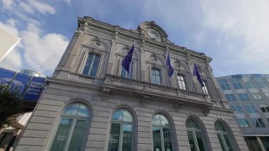 BRÜKSEL, BELGIUM - 27 Eylül 2025: AB bayraklı Antik Parlamento binası alçak açılı bulutlu gökyüzüne karşı. Hükümet kuruluşlarının klasik mimari tarzı