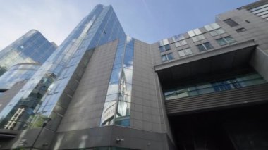 BRÜKSEL, BELGIUM - 27 Eylül 2025: Avrupa parlamentosu genel merkez binası ve kentteki ayna cephesi üzerine AB logosu. Büyük mimari kompleksi uluslararası siyasi zirvelere ev sahipliği yaptı