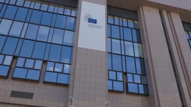 BRÜKSEL, BELGIUM - 27 Eylül 2025: Şehir merkezindeki Justus Lipsius binasının ön cephesinde logo bulunan isim plakası. Avrupa Birliği Hükümet Konseyi