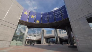 BRÜKSEL, BELGIUM - 27 Eylül 2025: Avrupa Parlamentosu binası girişi ve iç avluya giden kemer üzerinde mavi logolar. Komite işleri ve genel kurul oturumları. Demokrasi koruması