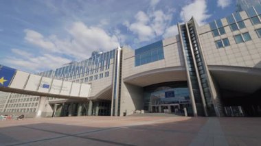 BRÜKSEL, BELGIUM - 27 Eylül 2025: Avrupa parlamento binasında mavi UE logosu olan Sky-bridge. Komite düzenli oturumları için yenilikçi mimari geçiş çözümleri