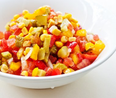 Meksika salatası plaka üzerinde kapat