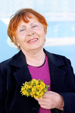 yaşlı kadın ile çiçekler