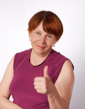 yaşlı kadın başparmak gösterir