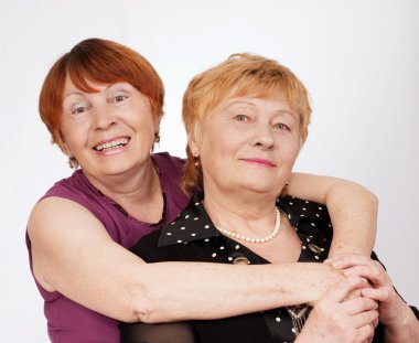 İki yaşlı kız kardeş