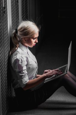 Sunucu odasında işkadını genç mühendis