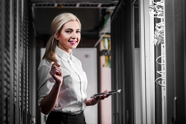 Joven empresaria ingeniera en sala de servidores — Foto de Stock