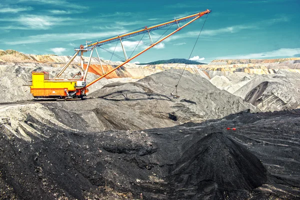 Dragline на вугільній шахті відкритого ями — стокове фото