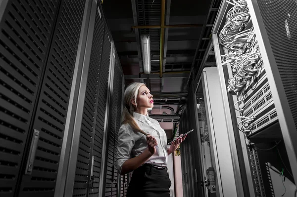 Jeune ingénieur femme d'affaires dans la salle de serveur réseau — Photo