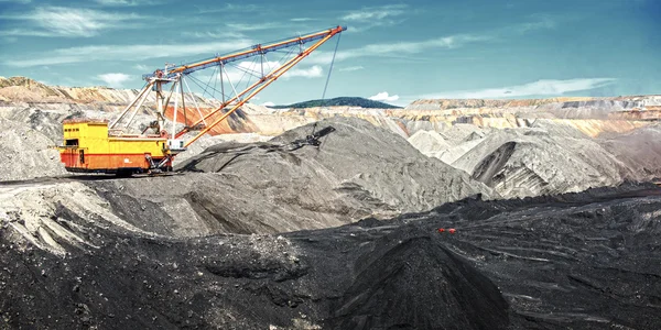 Dragline on open pit coal mine — Stock Photo, Image
