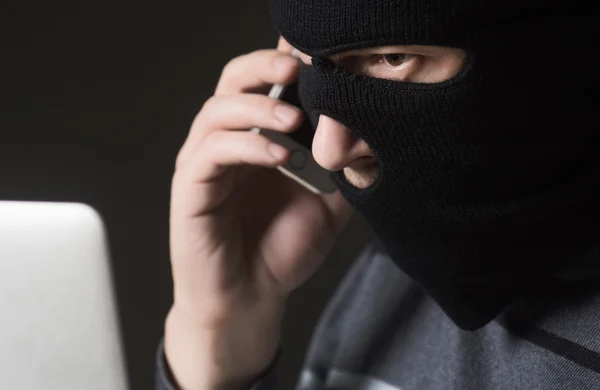 Hacker i en mask — Stockfoto