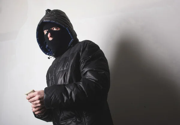 Robber with an aming gun — Stock Photo, Image