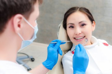 Dişçi ofisinde genç bayan hasta