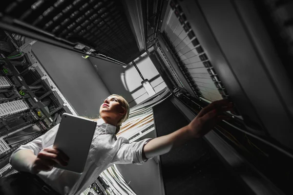 Jeune ingénieur femme d'affaires dans la salle des serveurs — Photo