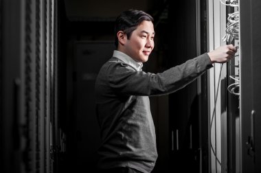 Genç işadamı sunucu odasında mühendisi