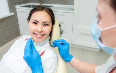 Dişçi ofisinde genç bayan hasta