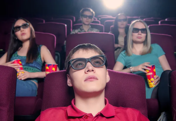 La gente en el cine con gafas 3D — Foto de Stock