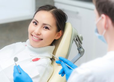 Dişçi ofisinde genç bayan hasta