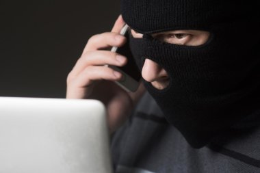 Maskeli hacker